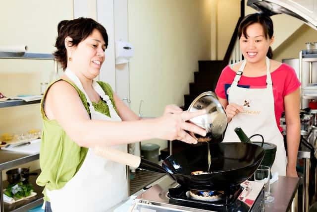 Bangkok: Maliwan Thai Cooking Class with Market Tour - The tuk-tuk ride and local market