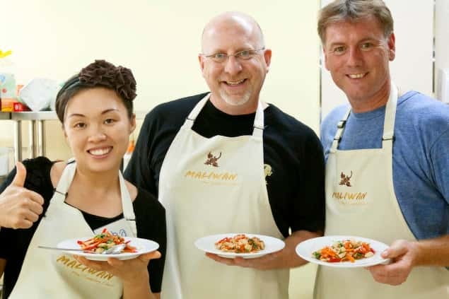 Bangkok: Maliwan Thai Cooking Class with Market Tour - The instructors and teaching style