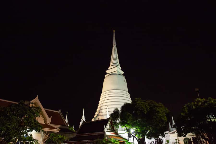 Bangkok: Markets, Temples and Food Night Tour by Tuk Tuk - Guides shape the whole evening