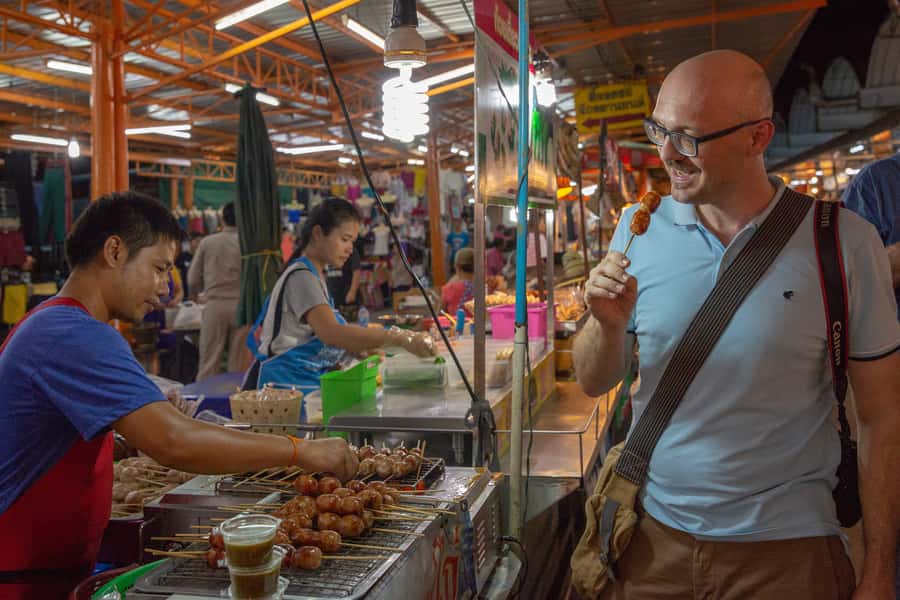 Bangkok: Markets, Temples and Food Night Tour by Tuk Tuk - Wat Prayoon gives the evening a quiet pause