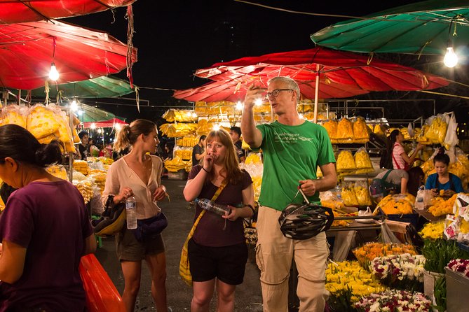 Bangkok: Night Bike Tour with Temples & Flower Market Visit - Wat Pho, the Grand Palace, and the Giant Swing