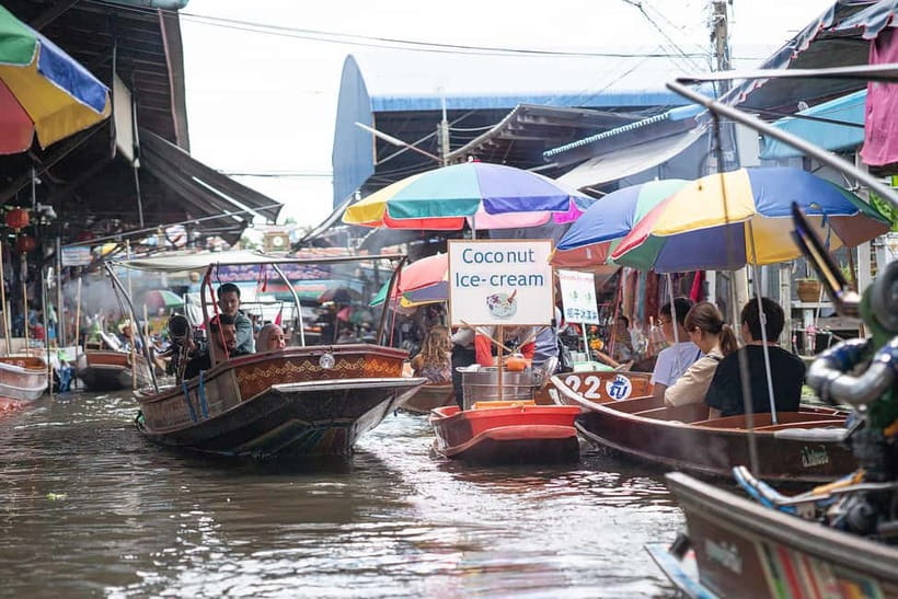 Bangkok: Premium Damnoen Saduak & Railway Market By Food Bus - Taking the longtail boat through Damnoen Saduak