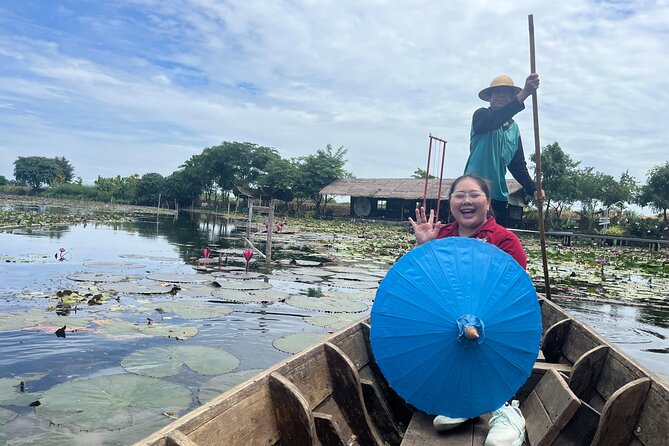Bangkok: Red Lotus Pond & Thonburi Market - A private vehicle, not a private guided tour