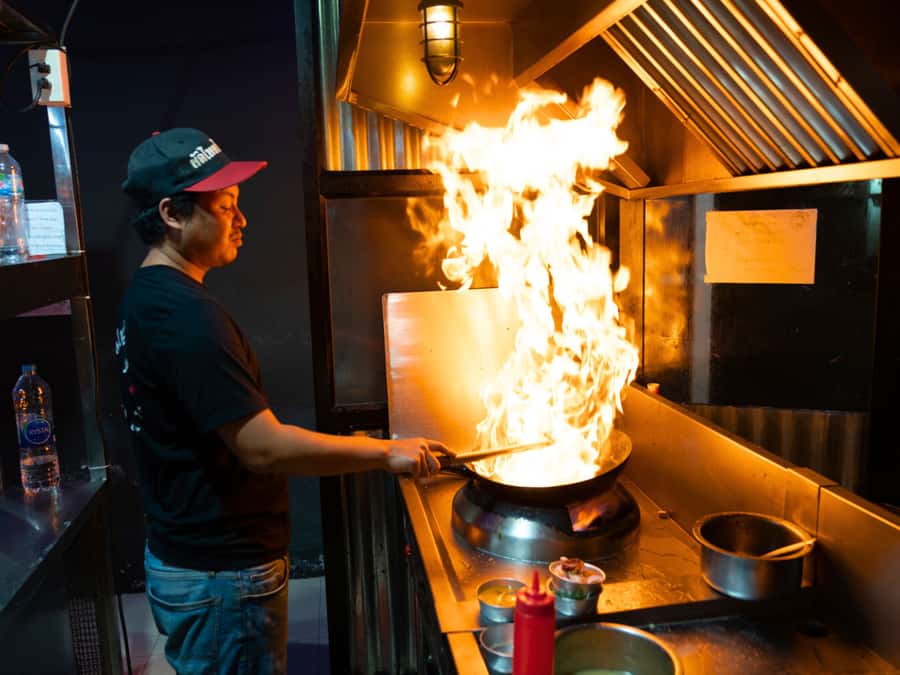 Bangkok Street Food and Night Lights by Tuk Tuk - The first bites: tom yum wonton and pork satay