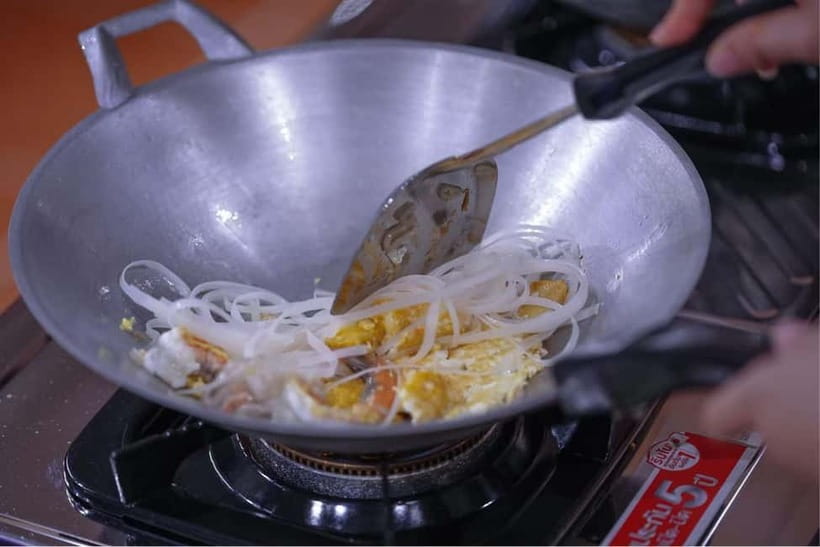 Bangkok: White Lotus Thai Cooking Class with Market Tour - Why the group format works