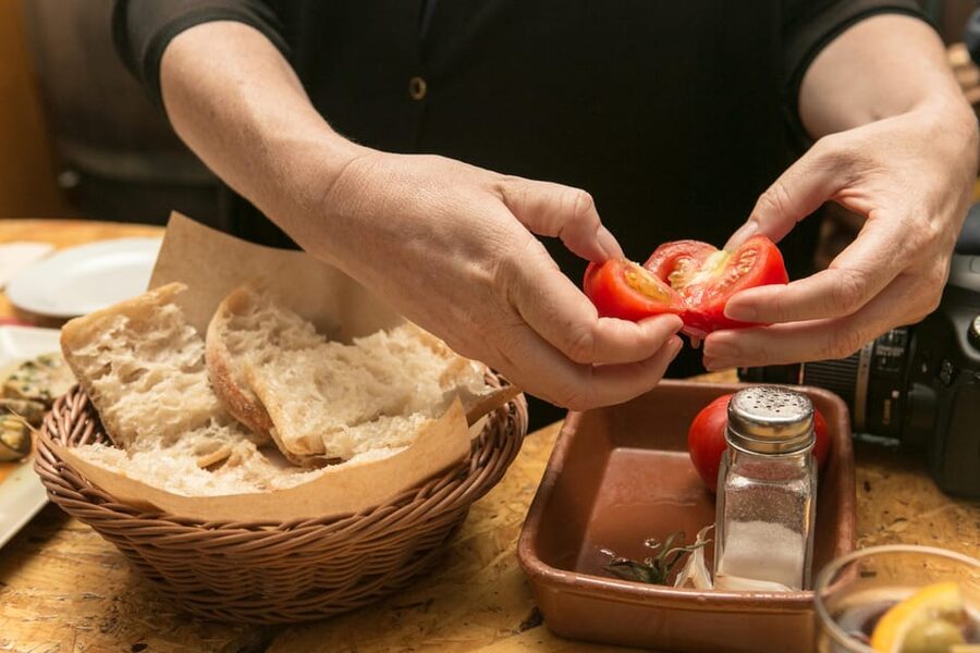 Barcelona: Food & Market Tapas Tour - Walking through Carrer de Montcada and El Born