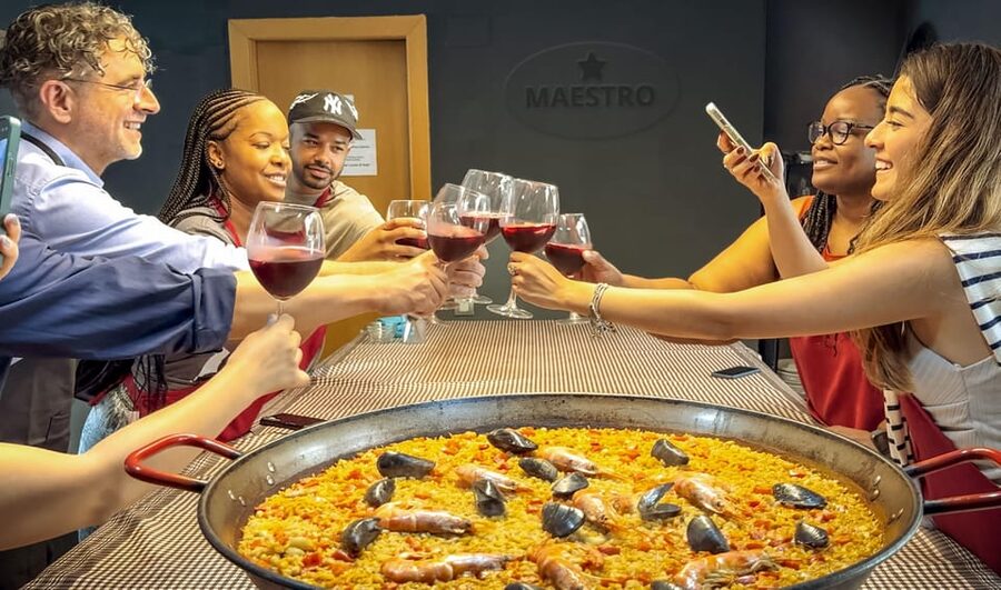⭐︎ Barcelona: Paella Maestro Market Tour & Sangria & Tapas - Cooking as one shared paella team