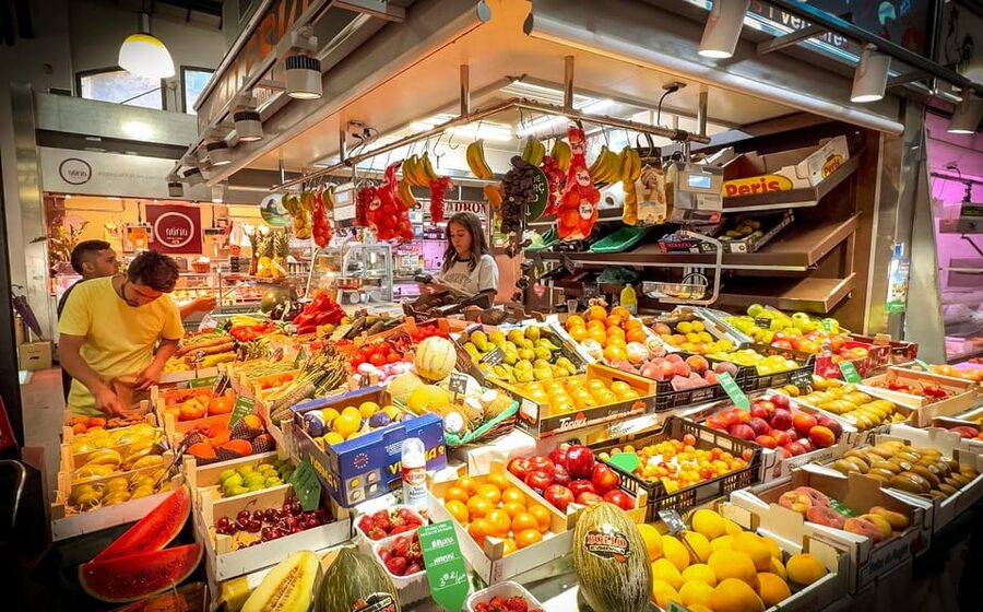 ⭐︎ Barcelona: Paella Maestro Market Tour & Sangria & Tapas - Preparing pan con tomate and sangria