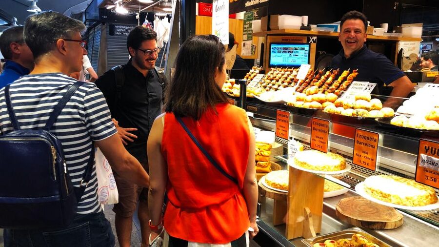 Barcelona: Street Food & Sightseeing Tour with Local Market - Who should book this food walk?