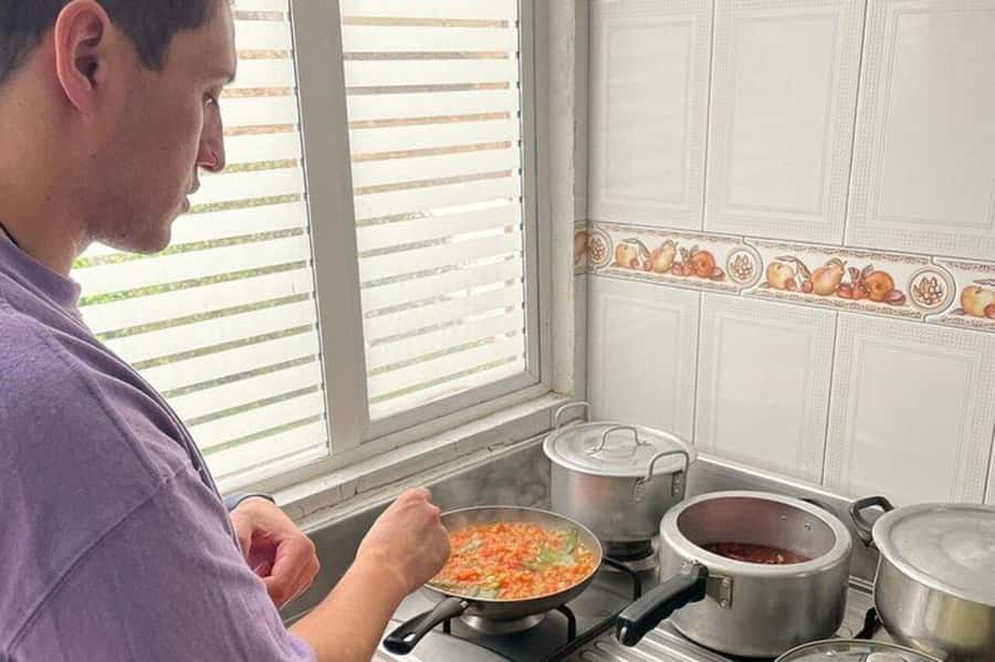 Bogotá: Colombian Cooking Class with Market Visit - Timing, language, and access