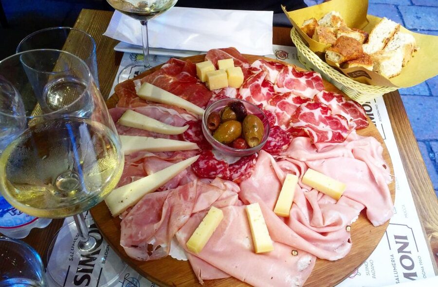 Bologna: Small Group Food market Walking Tour with Tasting - Meeting your guide and finding your way into the center
