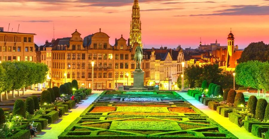 Brussels: Christmas Market Magic Walking Tour with a Local - Stories about customs and local craftsmen