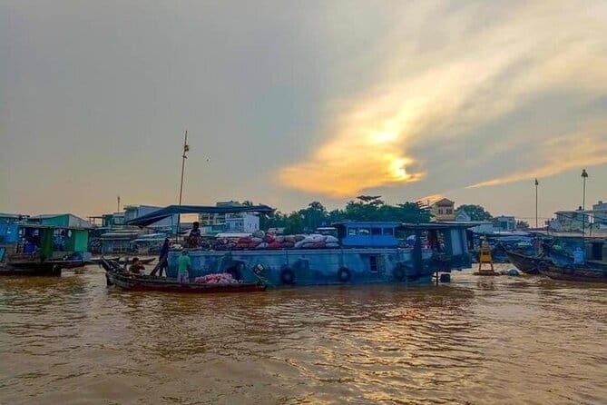 Cai Rang Floating Market Tour & Rural Cycling - Sau Hoai and the making of rice noodles