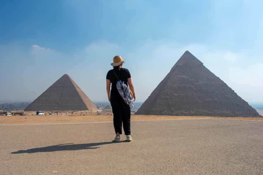 Cairo: Egyptian Museum, Pyramids & Bazaar Tour - Egyptian food at a local restaurant