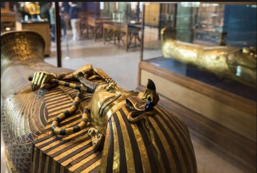Cairo: Private Giza Pyramids, Egyptian Museum, & Bazaar Tour - Why a private guide changes the day