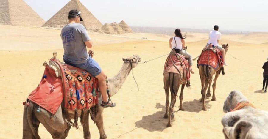 Cairo: Private Giza Pyramids, Egyptian Museum, & Bazaar Tour - Meeting the Great Sphinx