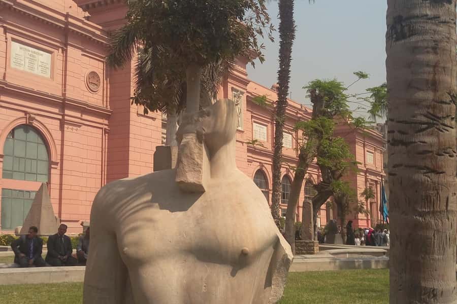 Cairo: Private Pyramids, Museum & Bazaar Tour with Lunch - How the guide changes the day