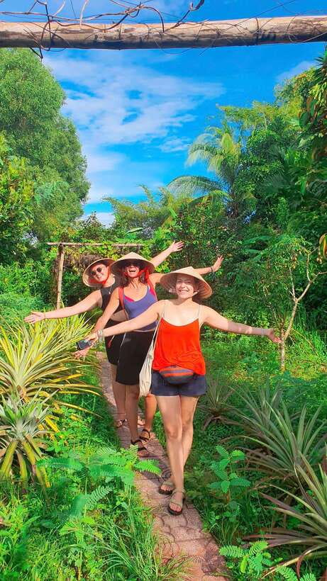 Can Tho: Authentic Mekong Delta – Real Local Life Tour. - Meeting the boat on the Mekong