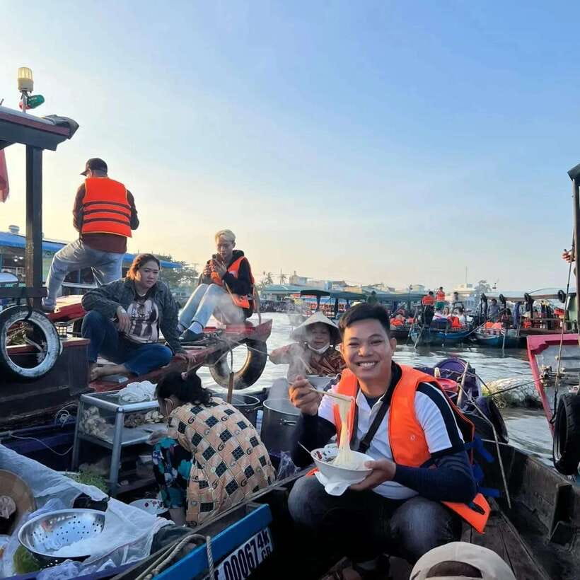 Can Tho: Floating Market & Lung Ngoc Hoang Nature Reserve - Breakfast among the boats at Cai Rang