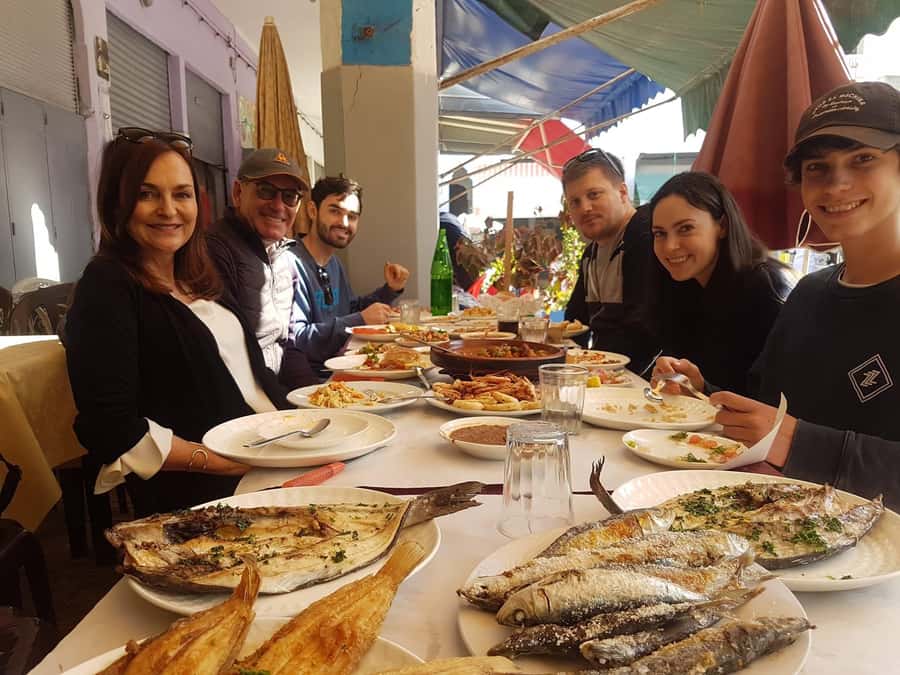 Casablanca: Central Market Food Tour with Tastings and Lunch - Central Market: oysters, juice, pastries, and seafood