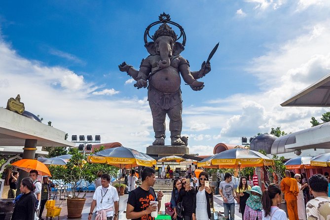 Chachoengsao One Day Trip from Bangkok : Historic Market and Buddhist Temples - Ban Mai Market, food, and a slower final stop