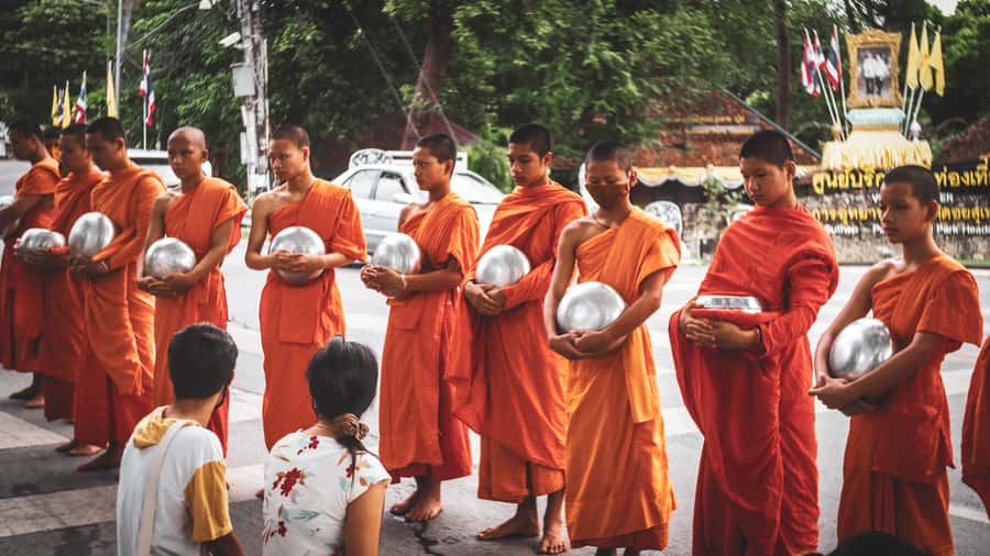 Chiang Mai: Buddhist Almsgiving and Market Tour with Meal - Key points to know before booking