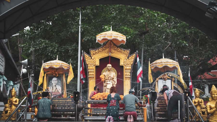 Chiang Mai: Buddhist Almsgiving and Market Tour with Meal - Making merit with monks near Doi Suthep
