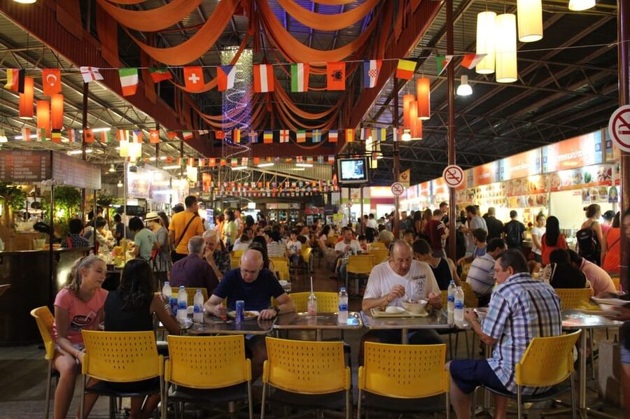 Chiang Mai: Kalare Night Bazaar Boxing Stadium Muay Thai - How the fights build from cautious to hard-hitting