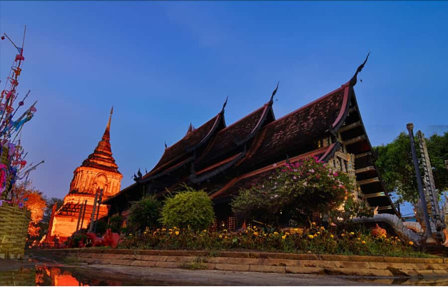 Chiang Mai Light: Tuk Tuk Night Tour with Temples & Markets - Wat Lok Moli, a quieter third temple stop