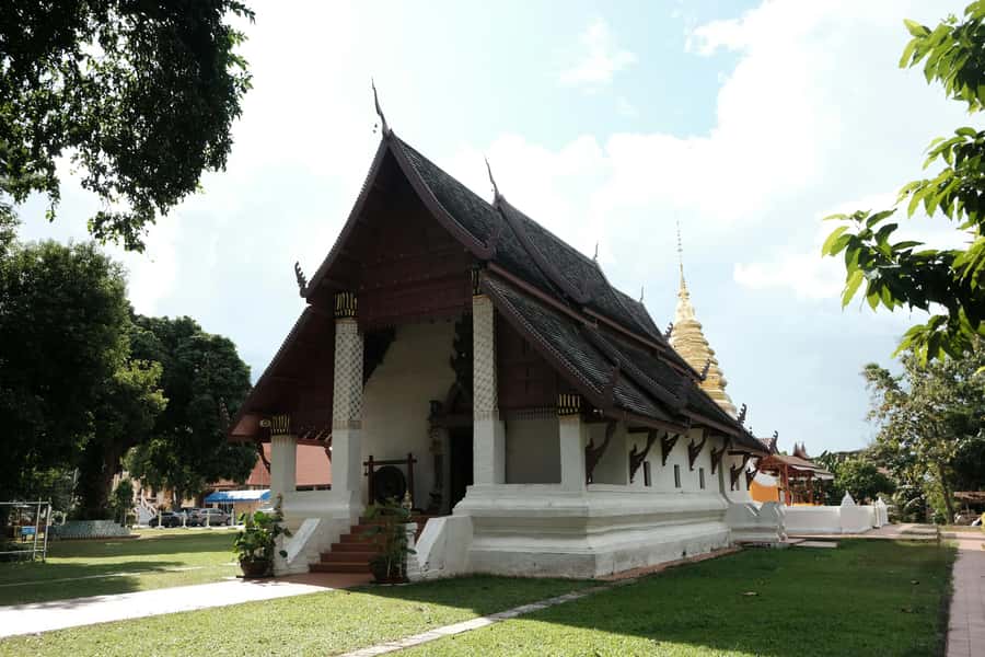 Chiang Mai Light: Tuk Tuk Night Tour with Temples & Markets - Tha Phae Gate and the old city edge