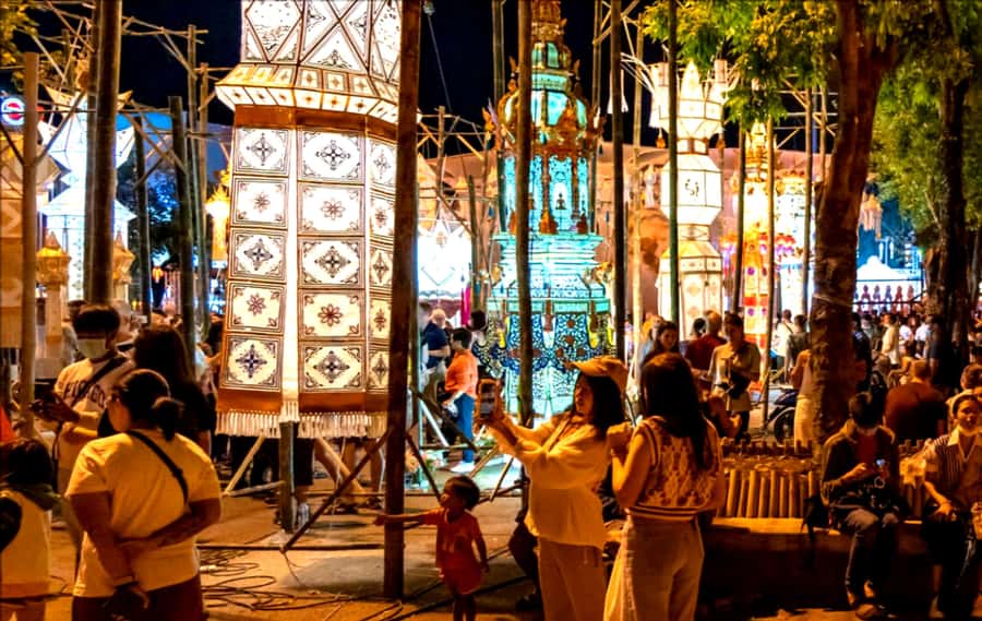 Chiang Mai Light: Tuk Tuk Night Tour with Temples & Markets - Chiang Mai Gate Market before the return