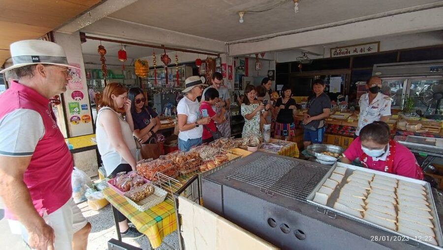 Chiang Mai: Local Food and Markets Guided Walking Tour - Timing, walking, and what to bring