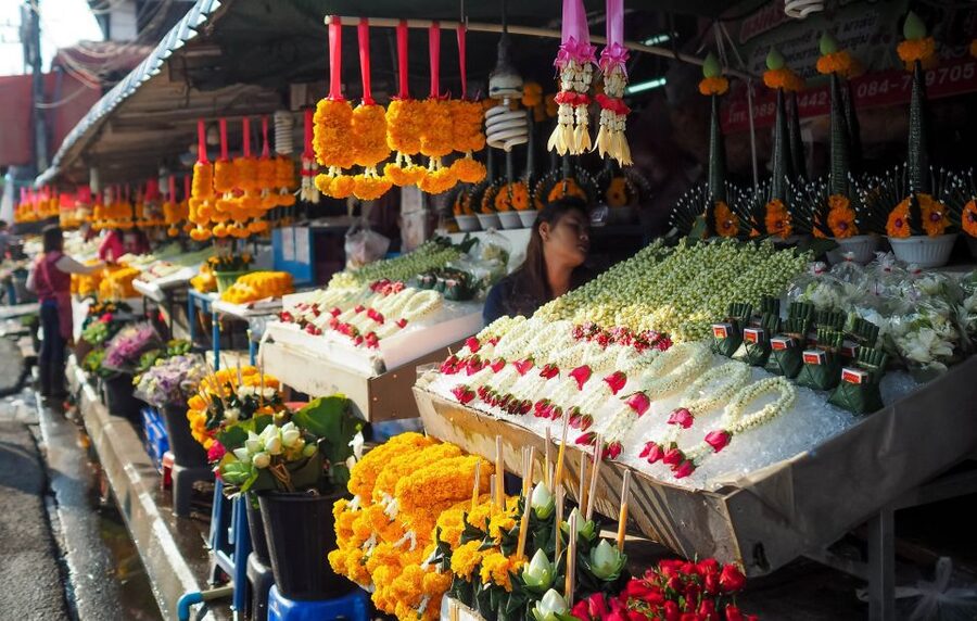 Chiang Mai: Local Food and Markets Guided Walking Tour - Khao Kriab Pak Moh at Lung Khajohn Wat Ket