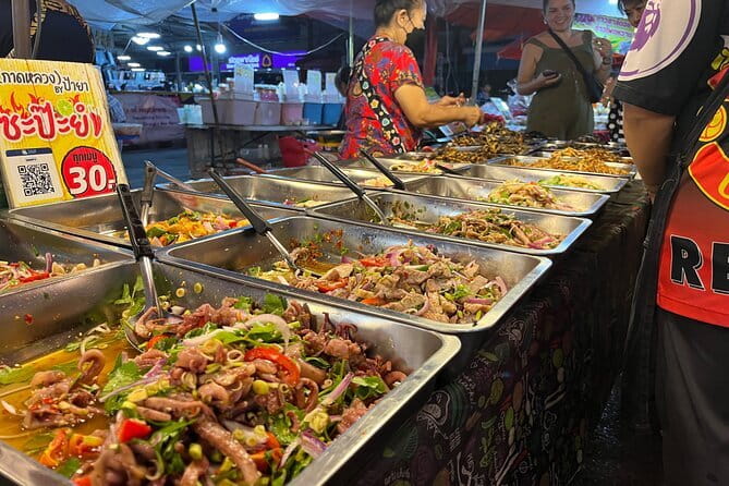 Chiang Mai Temples and Market Tuk Tuk Night Tour - Street food and 90 minutes at the Night Bazaar