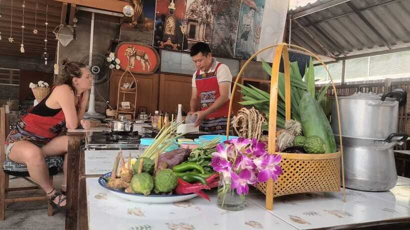 Chiang Mai: Traditional Thai Cooking Class with Market Tour - Making curry paste the traditional way
