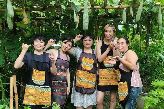 Cooking class in organic garden and local market tour ThaiCottage - Making curry paste the old-fashioned way
