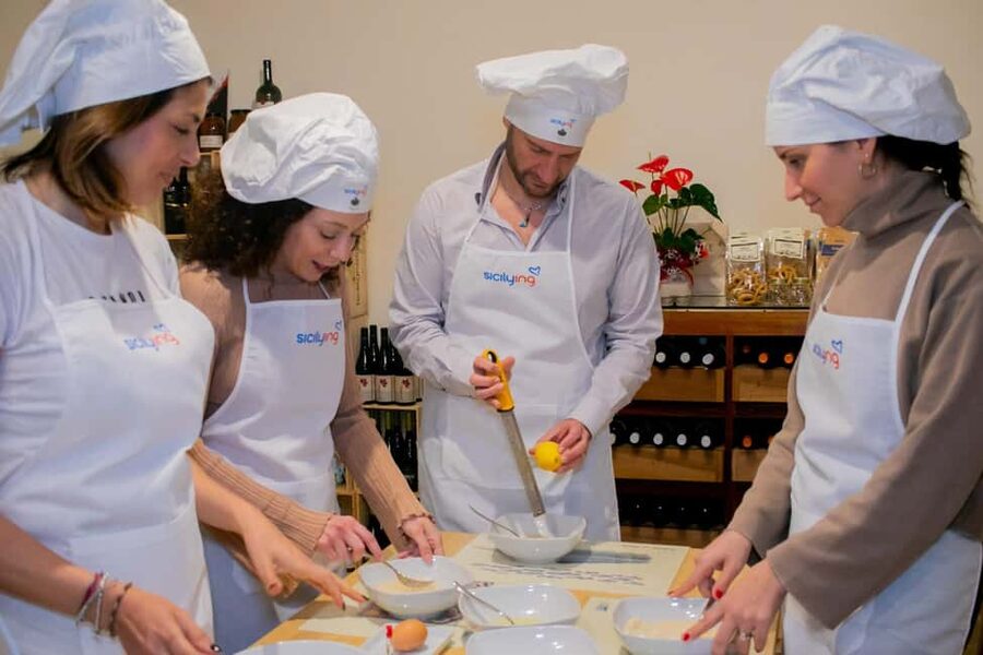 Cooking class, visit to the Catania market and light lunch - Price and practical value at $94