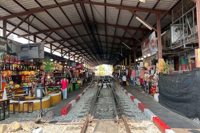Damnoen Saduak and Maeklong Railway Market Tour with Private Car - A one-hour paddle through Damnoen Saduak