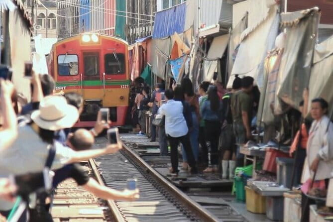 Damnoen Saduak Floating Market & Railway Market Tour from Bangkok - Two markets, two different kinds of local life