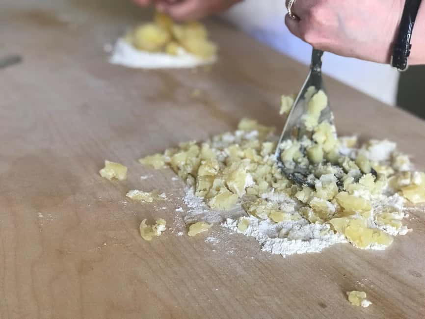 Discover the old market and make fresh pasta - Making tortellini Nodo d’amore