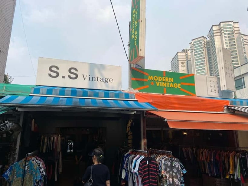 Dongmyo Flea Market Vintage Vibes Local Guided Tour - Learning to bargain without making it awkward