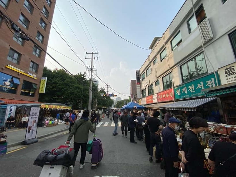 Dongmyo Flea Market Vintage Vibes Local Guided Tour - What the market’s past adds to the experience