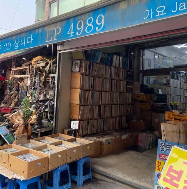 Dongmyo Flea Market Vintage Vibes Local Guided Tour - Returning to the café with your finds