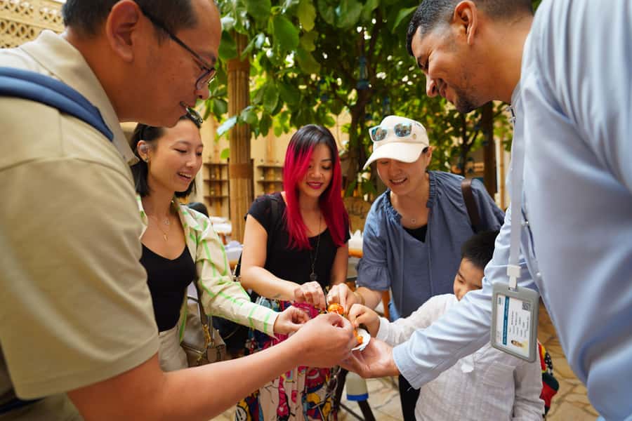 Dubai Food Tour: 4 Cuisines, Souks & Street Bites - How the guide affects the experience
