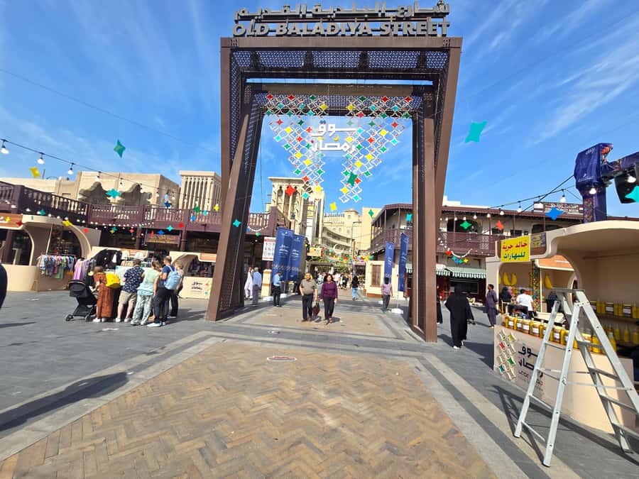 Dubai: Guided City Walking Tour to Spice and Gold Souk - Why the 3.5-hour format works