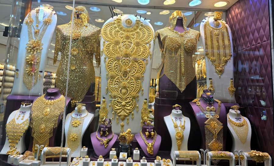 Dubai: Premium Old Town, Street Food, Souks & Boat Ride Tour - Al Souq Al Kabeer and the old commercial streets