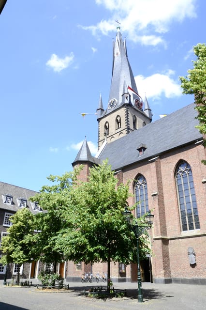 Düsseldorf walk: The Old Town and a charming market square - What $212 means for a private group