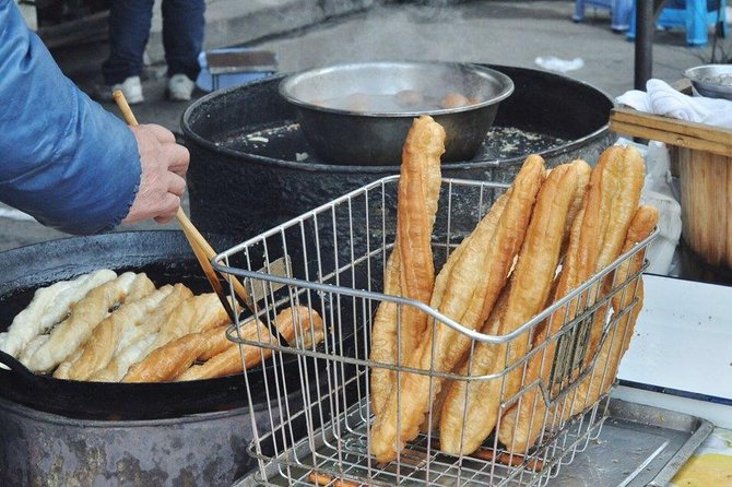 Early Bird Shanghai Street Breakfast Tour And Visit Fabric Market - Laoximen’s old lanes and the everyday city