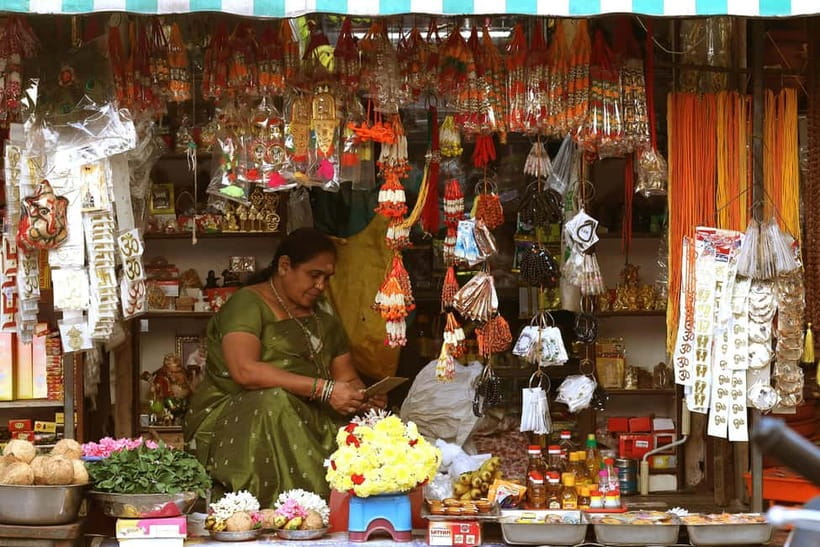 Exploring Chennai Bustling Markets: Guided Tour by Foot - The guide makes the difference