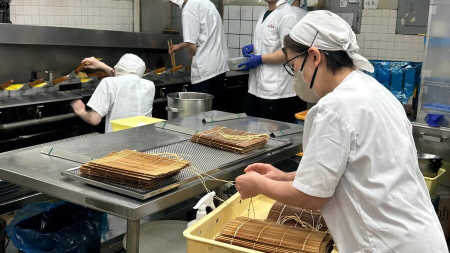 【Family pack】Tokyo: Tsukiji fish market food tour - Starting at Tsumugi Beside Tsukiji Honganji Temple